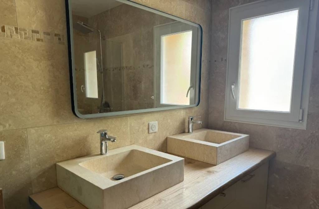 Agencement intérieur Montauban avec placard sur mesure en bois clair