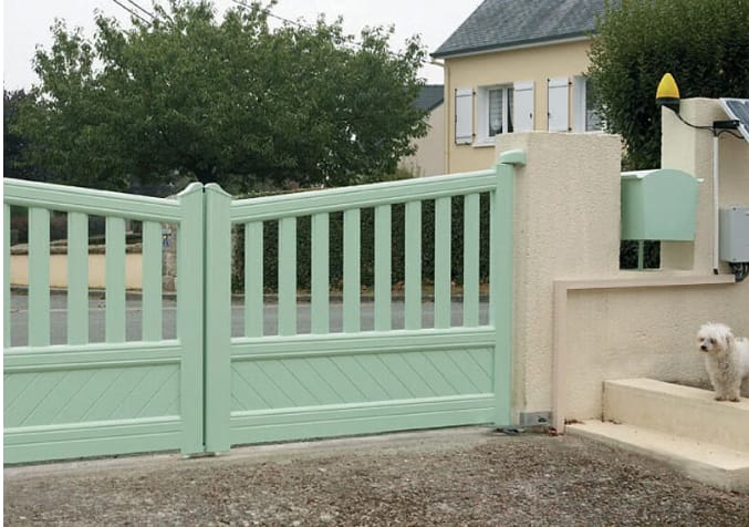 Installation portail électrique Montauban avec télécommande sécurisée