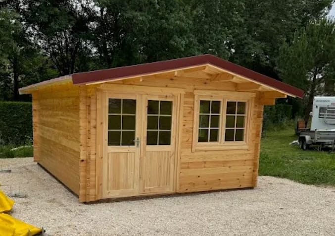 Menuisier Montauban posant un carport design pour abriter un véhicule