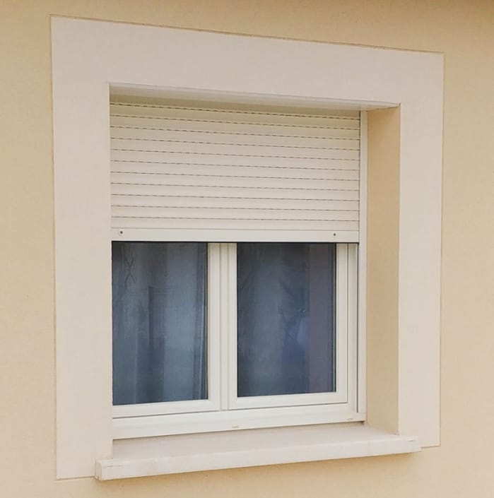 Menuisier en intervention pour installer un volet roulant à Montauban