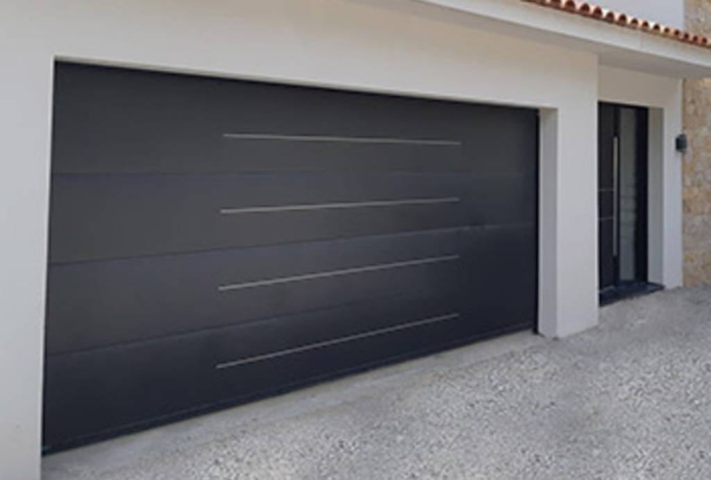 Menuisier en intervention pour la pose de portes de garage à Montauban