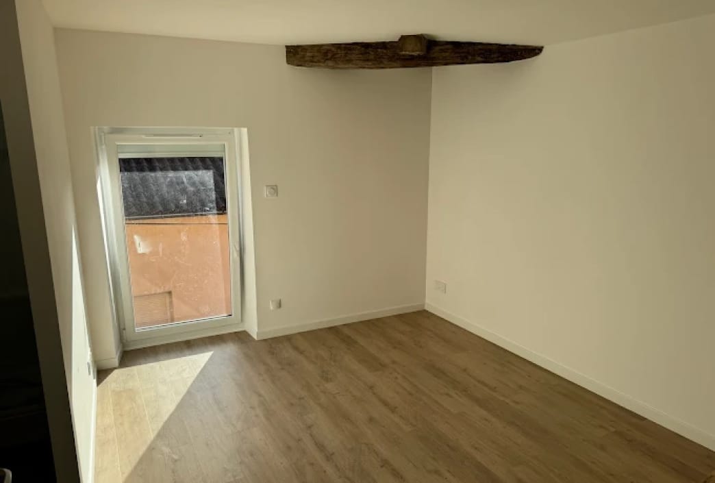 Menuisier réalisant un agencement intérieur Montauban dans un salon moderne
