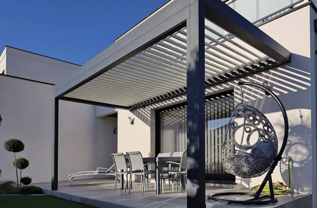 Pergola à Montauban installée dans un jardin avec terrasse bois
