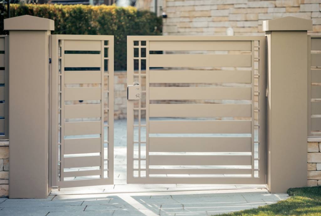 Portail électrique Montauban installé à lentrée dune maison moderne
