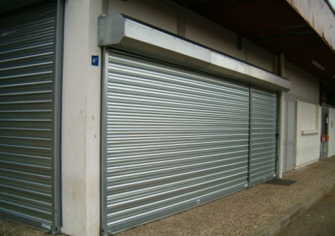 Rideau métallique à Montauban avec lame microperforée pour vitrine