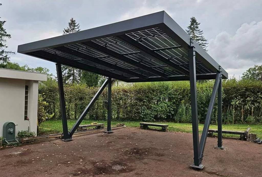 Vue latérale dun carport à Montauban dans un jardin paysager
