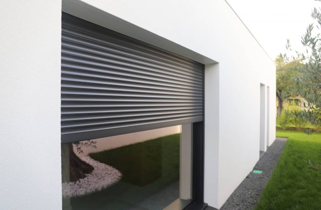 Volet roulant à Montauban installé sur une fenêtre en rénovation